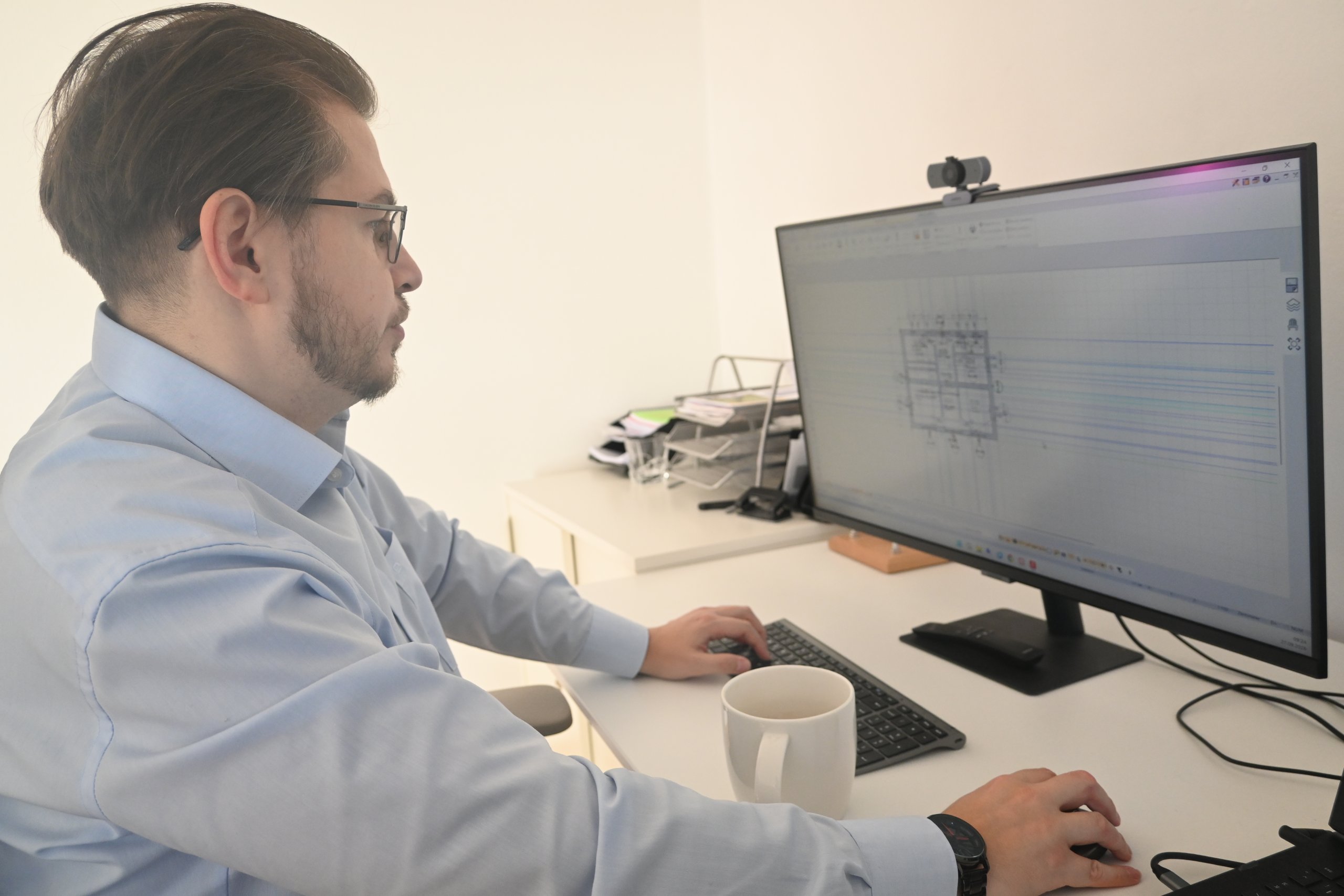 Willi Lamm bei der Arbeit an einem Gebäudeplan