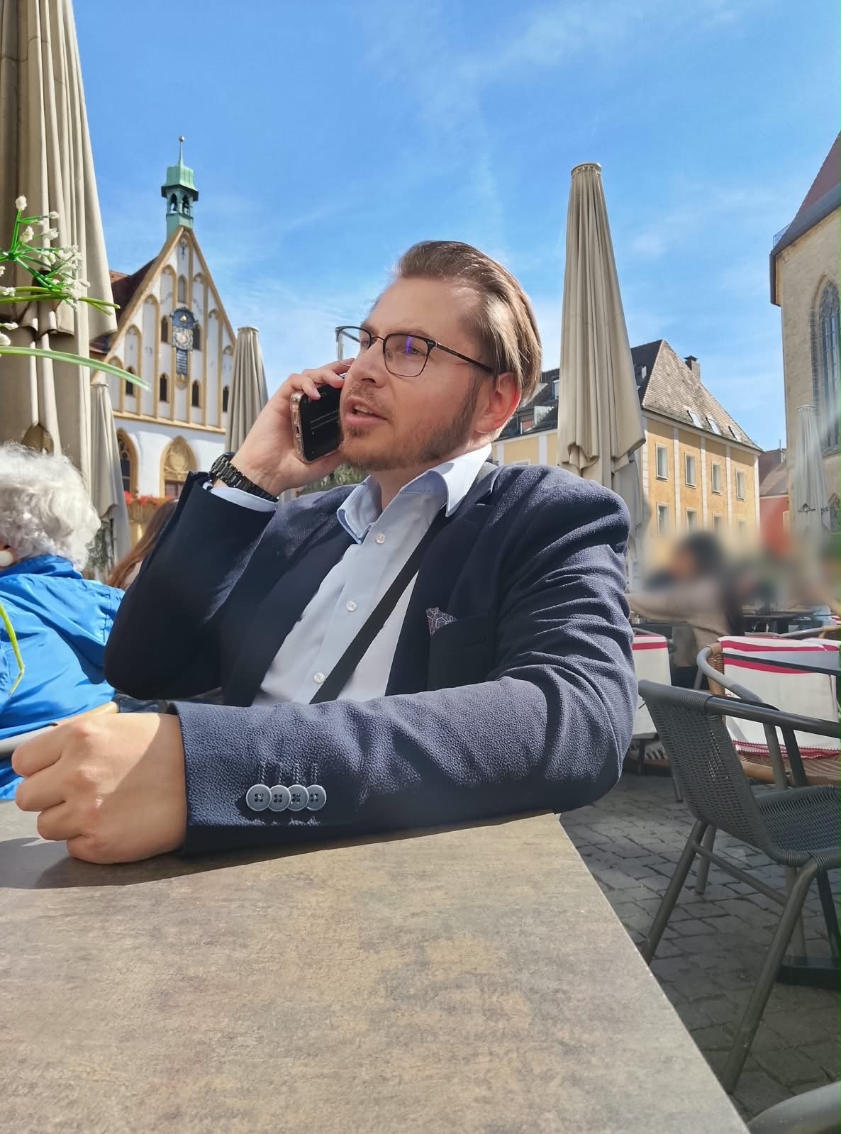 Willi beim Telefonieren in der Stadt